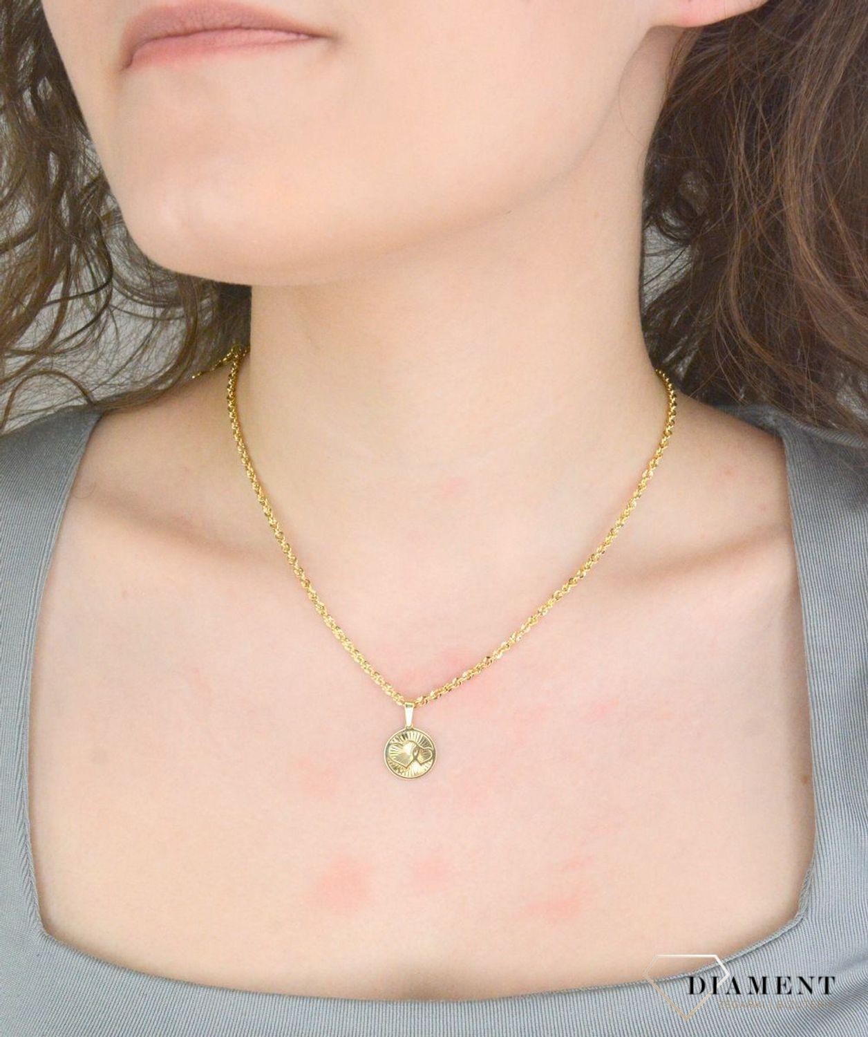 Złota zawieszka 375 okrągła blaszka z Sercem ZA 5974 375 Zawieszka wykonana z żółtego 9 karatowego złota o oryginalnej i ponadczasowej formie. Biżuteria idealna do każdego typu łańcuszka. 1.jpg